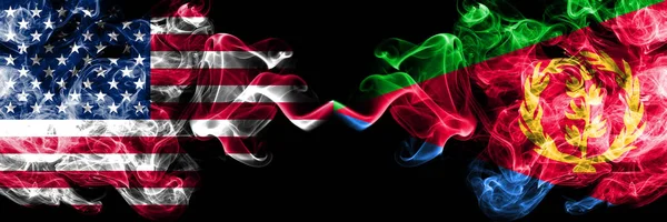 Estados Unidos da América vs Eritreia bandeiras místicas fumegantes colocadas lado a lado. Bandeiras de fumaça sedosa coloridas grossas da América e Eritreia — Fotografia de Stock