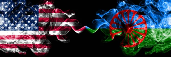 Amerikai Egyesült Államok vs cigány, római füstös misztikus zászlók, egymás mellé. Vastag színes füst zászlói selymes Amerikában, cigány, római — Stock Fotó