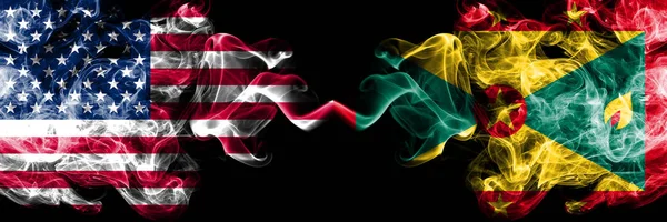 Estados Unidos da América vs Granada bandeiras místicas fumegantes colocadas lado a lado. Bandeiras de fumaça sedosa coloridas grossas da América e Granada — Fotografia de Stock