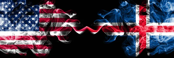 Estados Unidos da América vs Islândia, bandeiras místicas esfumaçadas islandesas colocadas lado a lado. Bandeiras de fumaça sedosa coloridas grossas da América e Islândia, islandês — Fotografia de Stock