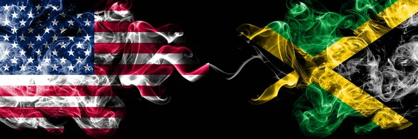 Verenigde Staten vs Jamaica, Jamaicaanse rokerige mystic vlaggen naast elkaar geplaatst. Dikke gekleurde zijdeachtige rook vlaggen van Amerika en Jamaica, Jamaicaanse — Stockfoto