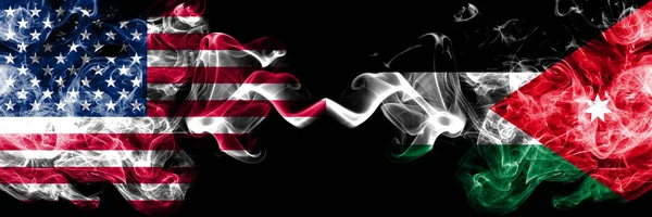 Estados Unidos vs Jordania, banderas místicas humeantes jordanas colocadas una al lado de la otra. Banderas de humo sedoso de color grueso de América y Jordania, Jordania —  Fotos de Stock