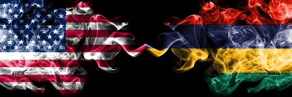 Сполучені Штати Америки проти Маврикій, Маврикію димний Містик прапори розміщені поруч. Товста кольорові шовковистою дим прапори Америці і Маврикій, Маврикію — стокове фото