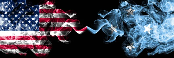 Estados Unidos de América vs Micronesia, banderas místicas ahumadas de Micronesia colocadas una al lado de la otra. Banderas de humo sedoso de color grueso de América y Micronesia, Micronesia —  Fotos de Stock