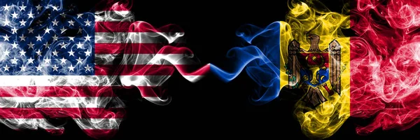 Estados Unidos da América vs Moldávia, bandeiras místicas fumegantes moldavas colocadas lado a lado. Bandeiras de fumo sedoso de cor grossa da América e Moldávia, Moldávia — Fotografia de Stock