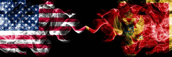 Estados Unidos de América vs Montenegro, banderas místicas ahumadas de Montenegro colocadas una al lado de la otra. Banderas de humo sedoso de color grueso de América y Montenegro, Montenegrino —  Fotos de Stock