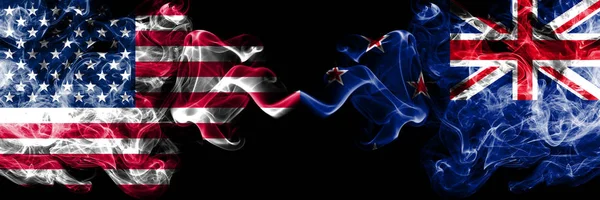 Estados Unidos da América vs Nova Zelândia, Bandeiras místicas fumegantes neozelandesas colocadas lado a lado. Bandeiras de fumaça sedosa de cor grossa da América e Nova Zelândia, Nova Zelândia — Fotografia de Stock