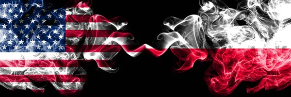 Amerika Birleşik Devletleri vs Polonya, Lehçe dumanlı mistik bayrakları yan yana yerleştirilmiş. Kalın ipeksi duman bayrakları Amerika ve Polonya'nın renkli, Lehçe