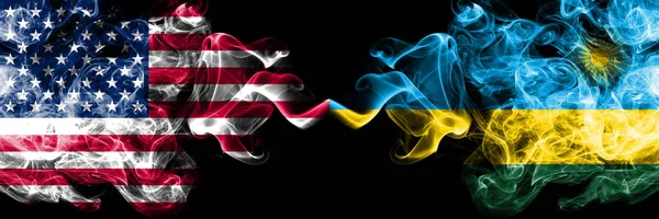 Estados Unidos da América vs Ruanda, bandeiras místicas fumegantes ruandesas colocadas lado a lado. Bandeiras de fumo sedoso de cor grossa da América e Ruanda, Ruanda — Fotografia de Stock