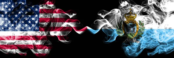Amerikai Egyesült Államok vs San Marino, San Marinó füstös misztikus zászlók egymás mellé. Vastag színes füst zászlói selymes Amerikában és San Marino, San Marinó — Stock Fotó