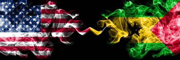 Estados Unidos vs Santo Tomé y Príncipe banderas místicas ahumadas colocadas una al lado de la otra. Banderas de humo sedoso de color grueso de América y Santo Tomé y Príncipe — Foto de Stock