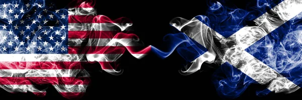 Estados Unidos da América vs Escócia, bandeiras místicas escocesas fumegantes colocadas lado a lado. Bandeiras de fumo sedoso de cor grossa da América e Escócia, escocês — Fotografia de Stock