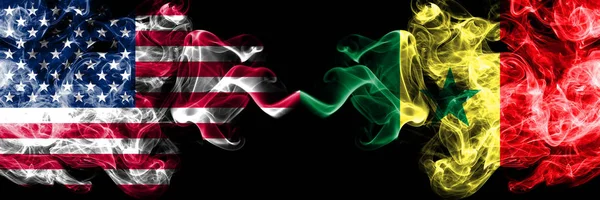 Estados Unidos da América vs Senegal, bandeiras místicas fumegalesas senegalesas colocadas lado a lado. Bandeiras de fumo sedoso de cor grossa da América e Senegal, Senegalês — Fotografia de Stock