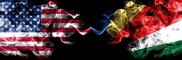 Amerikai Egyesült Államok vs Seychelles, Seychelloise füstös misztikus zászlók egymás mellé. Vastag színes füst zászlói selymes amerikai és a Seychelle-szigetek, a Seychelloise — Stock Fotó