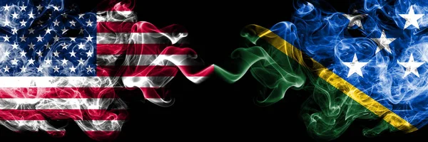 Estados Unidos vs Islas Salomón banderas místicas ahumadas colocadas una al lado de la otra. Banderas de humo sedoso de color grueso de América y las Islas Salomón — Foto de Stock