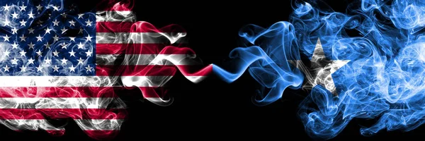 Estados Unidos vs Somalia, banderas místicas humeantes somalíes colocadas una al lado de la otra. Banderas de humo sedoso de color grueso de América y Somalia, Somalíes — Foto de Stock