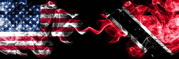 Amerikai Egyesült Államok vs Trinidad és Tobago füstös misztikus zászlók elhelyezni egymás mellett. Vastag színes füst zászlói selymes Amerikában és Trinidad és Tobago — Stock Fotó