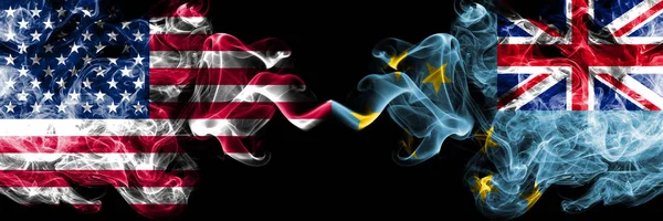Amerikai Egyesült Államok vs Tuvalu, Tuvalui füstös misztikus zászlók egymás mellé. Vastag színes füst zászlói selymes Amerikában és Tuvalu, Tuvalui — Stock Fotó