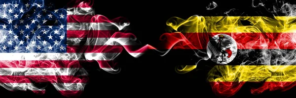 Estados Unidos da América vs Uganda, bandeiras místicas fumegantes ugandenses colocadas lado a lado. Bandeiras de fumo sedoso de cor grossa da América e Uganda, Uganda — Fotografia de Stock