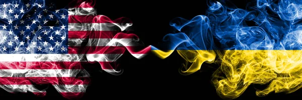 Estados Unidos da América vs Ucrânia, bandeiras místicas de fumaça ucraniana colocadas lado a lado. Bandeiras de fumaça sedosa coloridas grossas da América e Ucrânia, ucraniano — Fotografia de Stock