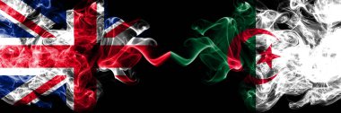 İngiltere vs Cezayir, Cezayir dumanlı mistik bayrakları yan yana yerleştirilmiş. Kalın ipeksi duman bayrak İngiltere ve Cezayir, Cezayir, renkli.