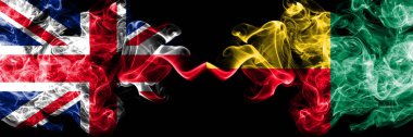 İngiltere vs Benin, Beninese dumanlı mistik bayrakları yan yana yerleştirilmiş. Kalın ipeksi duman bayrak İngiltere ve Benin, Beninese, renkli.