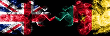 İngiltere vs Kamerun, Kamerunlu dumanlı mistik bayrakları yan yana yerleştirilmiş. İngiltere ve Kamerun, Kamerunlu ipeksi duman bayrakları kalın renkli.