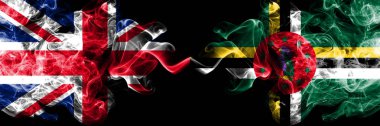 İngiltere vs Dominika dumanlı mistik bayrakları yan yana yerleştirilmiş. Büyük Britanya ve Dominika ipeksi duman bayrakları renkli kalın.