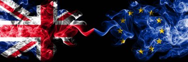 İngiltere vs Avrupa Birliği, AB dumanlı mistik bayrakları yan yana yerleştirilmiş. İngiltere ve Avrupa Birliği, AB ipeksi duman bayrakları renkli kalın.