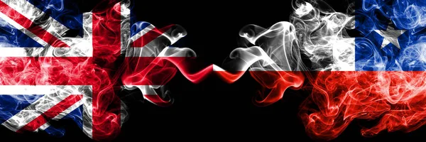 Velká Británie vs Chile chilské zakouřený mystic vlajky umístěné vedle sebe. Silné barvené hedvábné kouře vlajky Velké Británie a Chile, Chile. — Stock fotografie