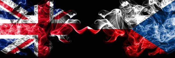 イギリス対チェコ共和国の煙のような神秘的なフラグが並べて配置されます。厚い色のグレート ・ ブリテンおよびチェコ共和国の絹のような煙フラグ. — ストック写真