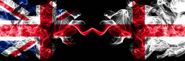 Royaume-Uni vs Angleterre, Drapeaux mystiques fumés anglais placés côte à côte. Drapeaux de fumée soyeux de couleur épaisse de Grande-Bretagne et d'Angleterre, Anglais . — Photo