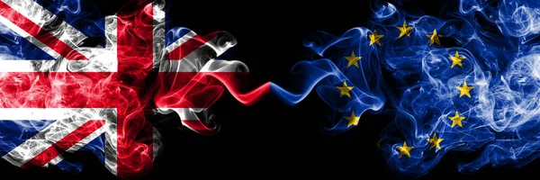 Vereinigtes Königreich gegen Europäische Union, rauchige mystische Fahnen nebeneinander. dicke farbige seidene Rauchfahnen der großen britischen und europäischen Union,. — Stockfoto