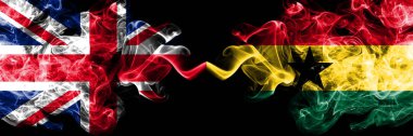 İngiltere vs Gana, Ganalı dumanlı mistik bayrakları yan yana yerleştirilmiş. Büyük Britanya ve Gana, Ganalı ipeksi duman bayrakları kalın renkli.