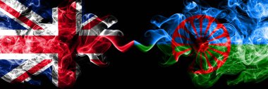 İngiltere vs çingene, Roma dumanlı mistik bayrakları yan yana yerleştirilmiş. Büyük Britanya ve çingene, Roma ipeksi duman bayrakları renkli kalın.