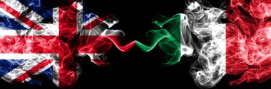 İngiltere – İtalya, İtalyan dumanlı mistik bayrakları yan yana yerleştirilmiş. Kalın ipeksi duman bayrak İngiltere ve İtalya, İtalyanca, renkli.