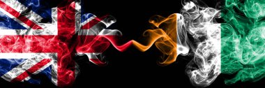 İngiltere vs Fildişi Sahili dumanlı mistik bayrakları yan yana yerleştirilmiş. Büyük Britanya ve Fildişi Sahili ipeksi duman bayrakları renkli kalın.