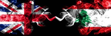 İngiltere vs Lebanon, Lübnan dumanlı mistik bayrakları yan yana yerleştirilmiş. Kalın ipeksi duman bayrak İngiltere ve Lübnan, Lübnan, renkli.