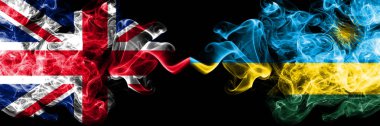 İngiltere vs Ruanda, Ruanda dumanlı mistik bayrakları yan yana yerleştirilmiş. Kalın ipeksi duman bayrak İngiltere ve Ruanda, Ruanda, renkli.