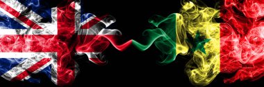 İngiltere vs Senegal, Senegal dumanlı mistik bayrakları yan yana yerleştirilmiş. Kalın ipeksi duman bayrak İngiltere ve Senegal, Senegal, renkli.
