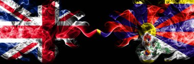 İngiltere vs Tibet, Tibet dumanlı mistik bayrakları yan yana yerleştirilmiş. Kalın ipeksi duman bayrak İngiltere ve Tibet, Tibet, renkli.