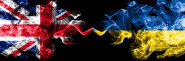 İngiltere vs Ukrayna, Ukrayna dumanlı mistik bayrakları yan yana yerleştirilmiş. Kalın ipeksi duman bayrak İngiltere ve Ukrayna, Ukrayna dili, renkli.