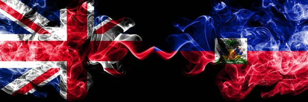 Egyesült Királyság vs Haiti, Haiti füstös misztikus zászlók, egymás mellé. Vastag színes füst zászlói selymes Nagy-Britannia és Haiti, Haiti. — Stock Fotó