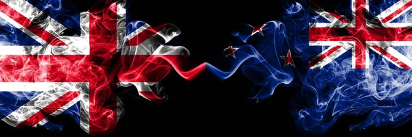 Egyesült Királyság vs Új-Zéland, új-zélandi füstös misztikus zászlók egymás mellé. Vastag színes selymes füst zászlók, Nagy-Britannia és Új-Zéland, új-zélandi. — Stock Fotó