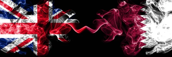 イギリス対カタール, カタールの煙のような神秘的なフラグを並べて。イギリスとカタール, カタールの絹のような煙の国旗色の厚. — ストック写真
