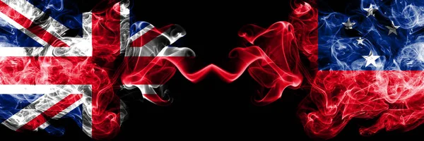 Velká Británie vs Samoa, Samoan zakouřený mystic vlajky umístěné vedle sebe. Silné barvené hedvábné kouře vlajky Velké Británie a Samoa, Samoan. — Stock fotografie
