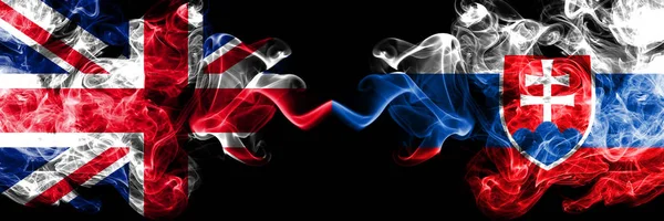 Великобритания против Словакии, дымчатые мистические флаги, расставленные рядом. Толстые шёлковые дымовые флаги Великобритании и Словакии, словацкий . — стоковое фото