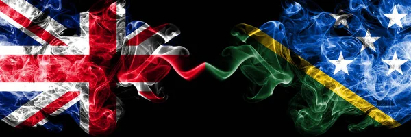 Сполучені Штати Америки проти Соломонові острови димний Містик прапори розміщені поруч. Товста кольорові шовковистою дим прапорів Великобританії і Соломонові острови. — стокове фото