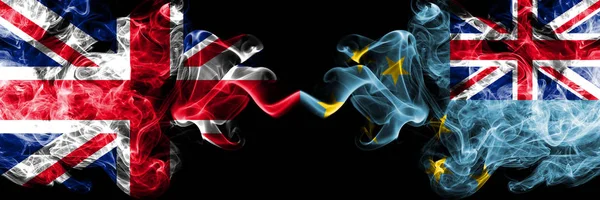 Egyesült Királyság vs Tuvalu, Tuvalui füstös misztikus zászlók egymás mellé. Vastag színes füst zászlói selymes Nagy-Britannia és Tuvalu, Tuvalui. — Stock Fotó