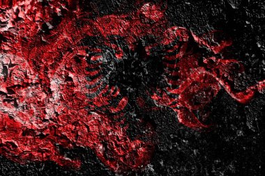 Eski kirli duvar arka planda Arnavutluk dumanlı mistik bayrağı